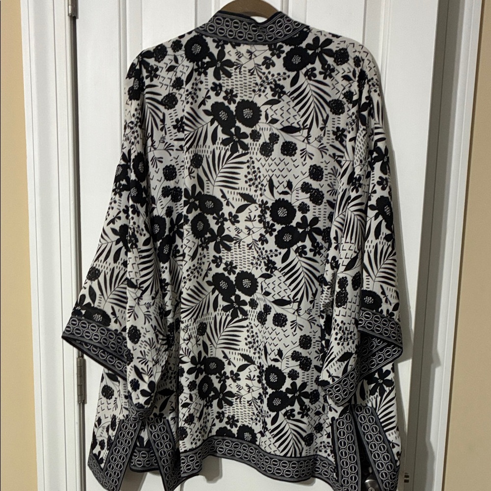 Max Studio Monochrome Floral Kimono - Picture 5 of 6